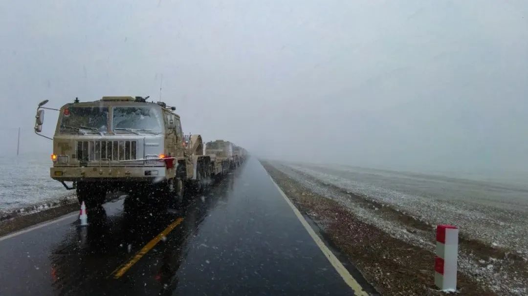 重装运输车，驰骋风雪“天路”！